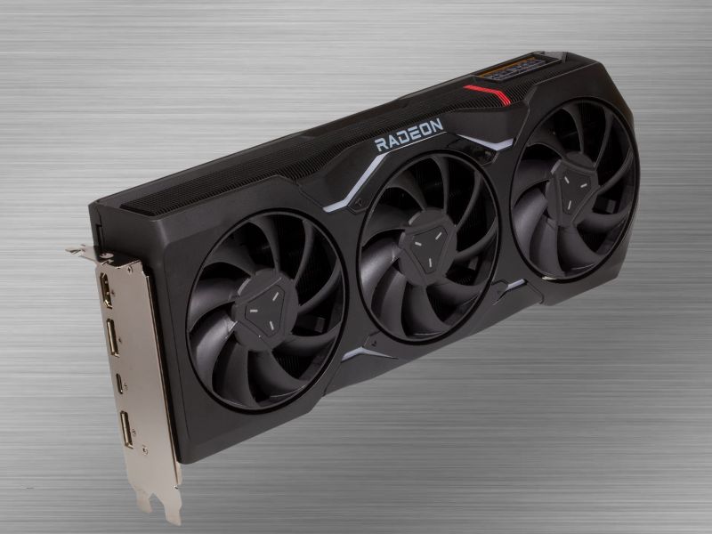 RX 7900 XTX na sivoj pozadini