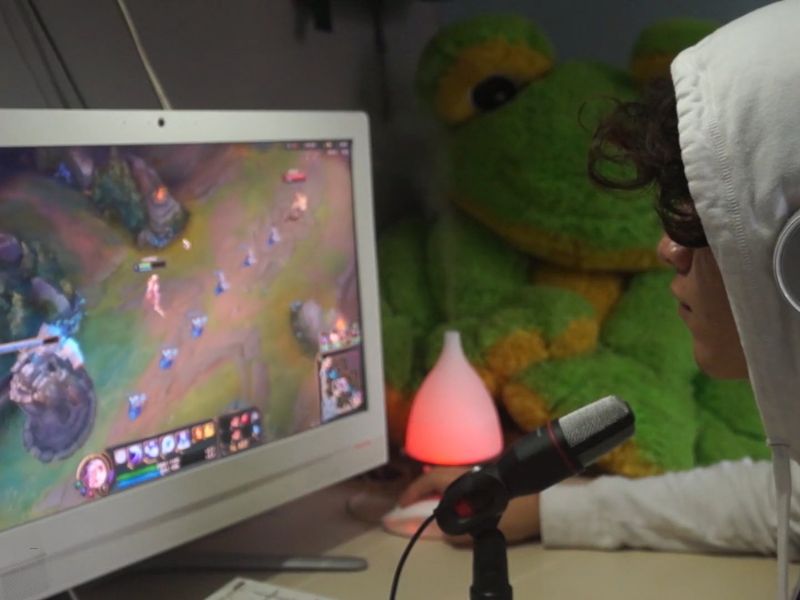 momak igra igricu na kompjuteru